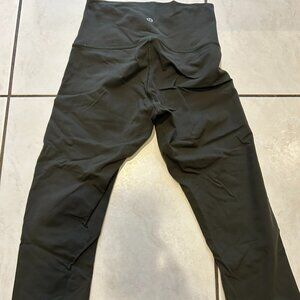 Lululemon Capris/Cropped Leggings in Size 4 Olive colour